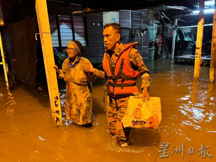 消拯英雄急流中救人 长命雨致霹多区水灾