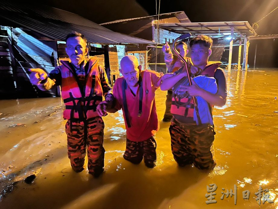 消拯英雄急流中救人 长命雨致霹多区水灾