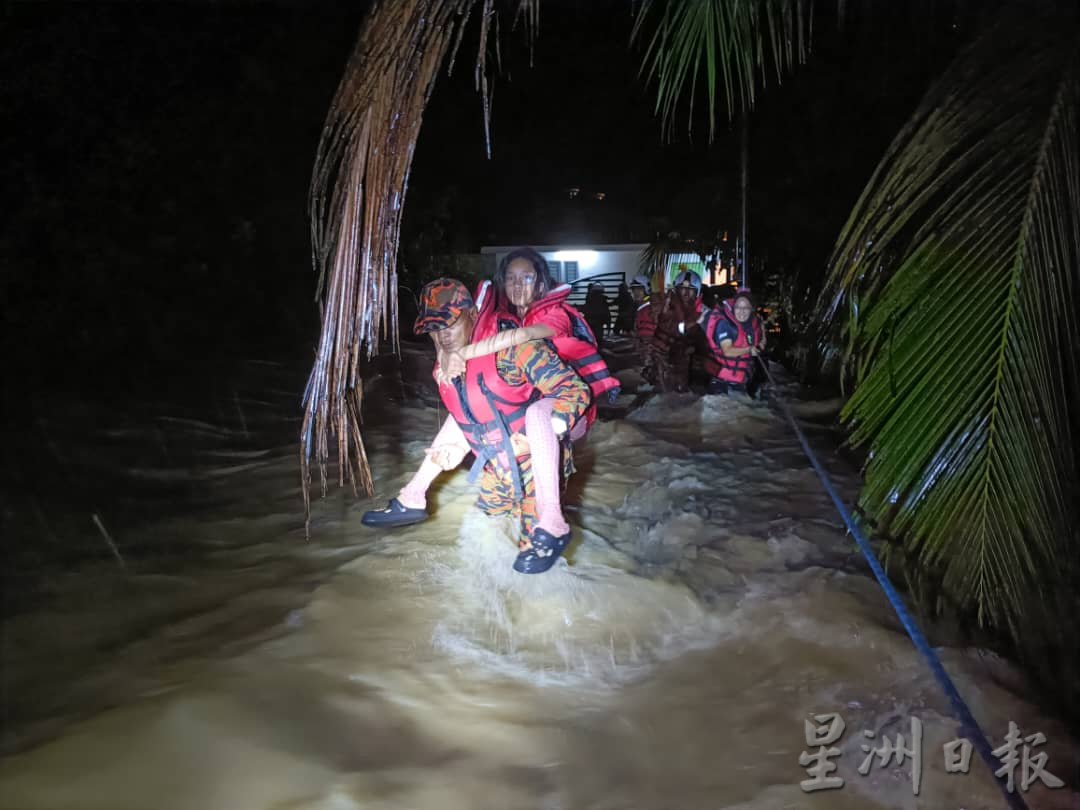 消拯英雄急流中救人 长命雨致霹多区水灾