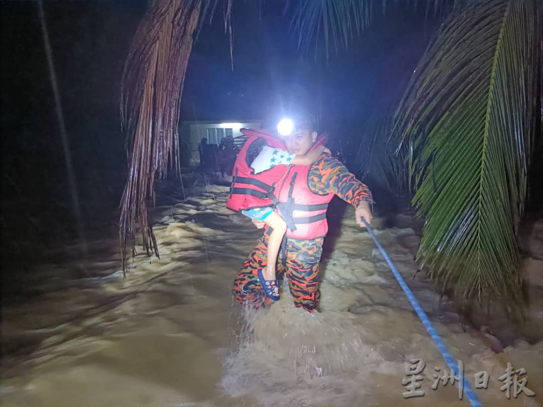 消拯英雄急流中救人 长命雨致霹多区水灾