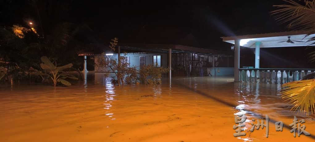 消拯英雄急流中救人 长命雨致霹多区水灾