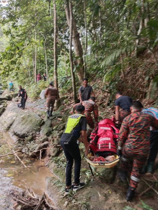 父带子女河边戏水 遭急流冲走全灭顶