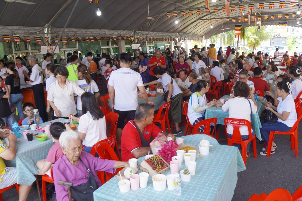 玻佛學會衛塞免費素食 500人出席半小時掃空