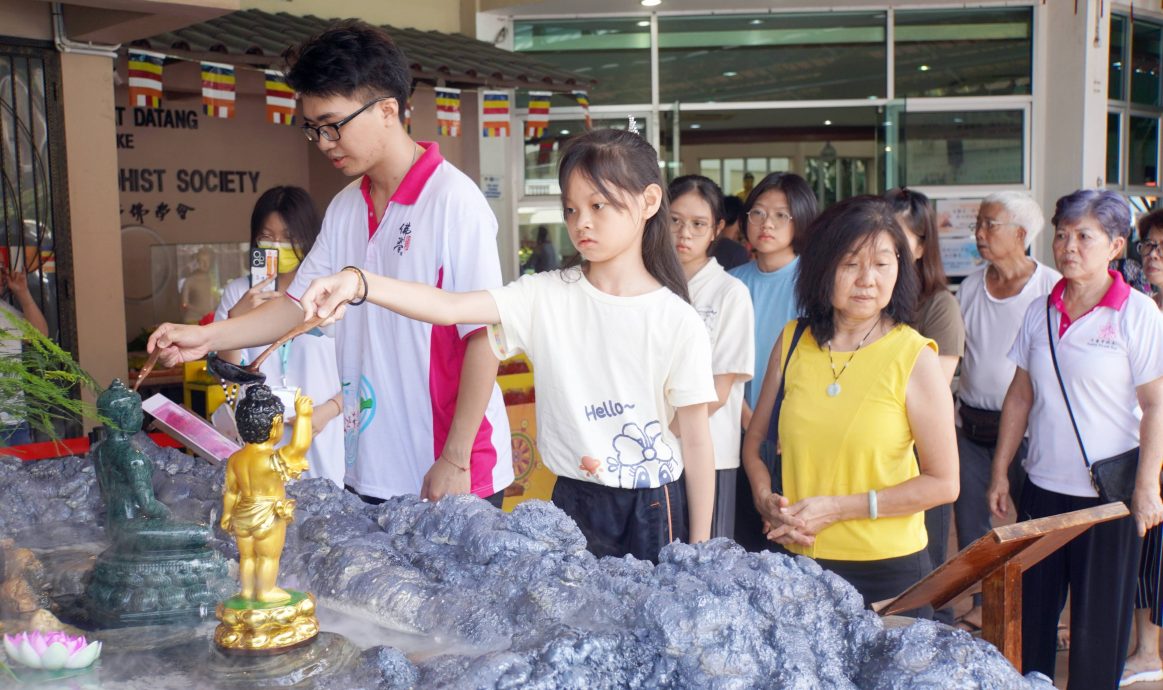 玻佛學會衛塞免費素食 500人出席半小時掃空