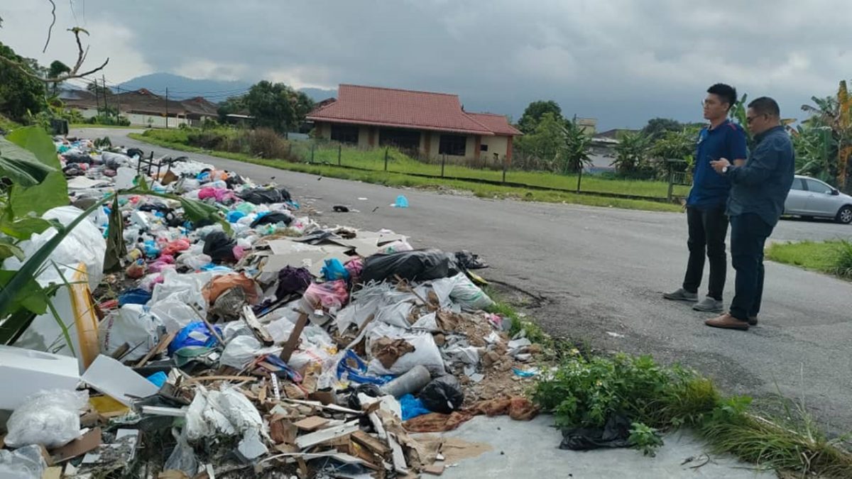 甘榜务央美当合众花园  路旁堆满垃圾堆积