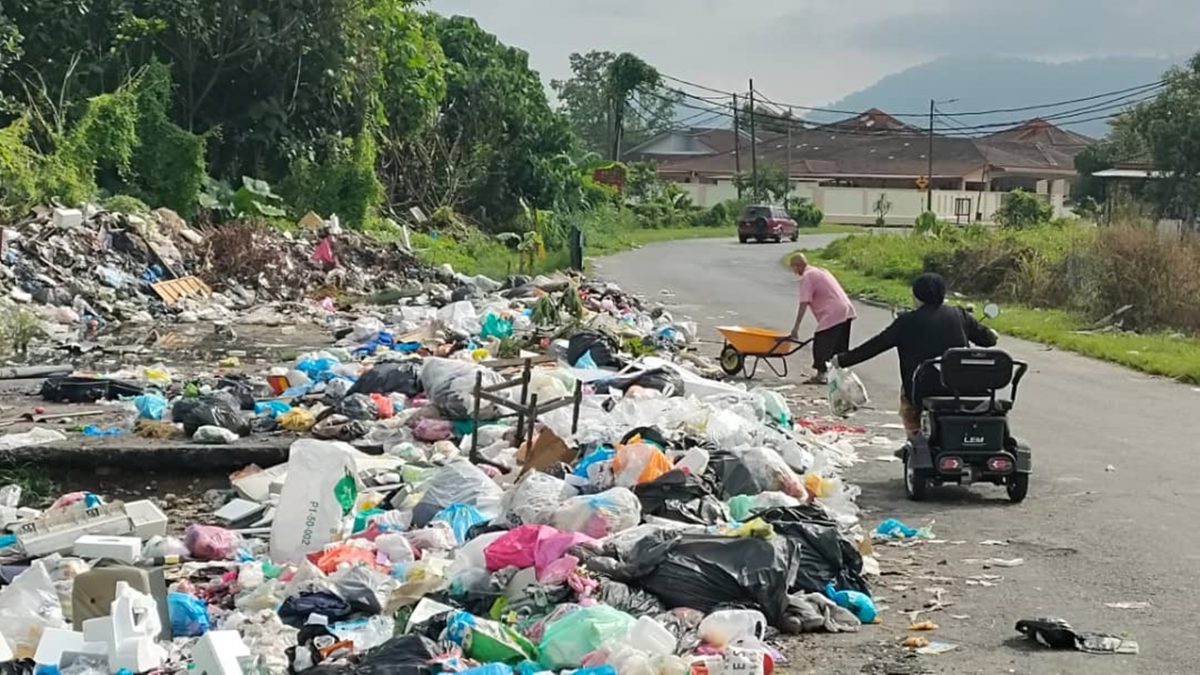 甘榜务央美当合众花园  路旁堆满垃圾堆积