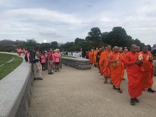 看世界)美国佛教界庆卫塞节 首度经行华盛顿纪念碑