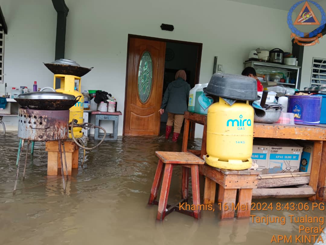 督亚冷2小时豪雨  甘榜丹绒汀闪电水灾