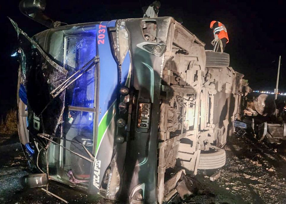 秘鲁一长途巴士与火车相撞致4死40伤