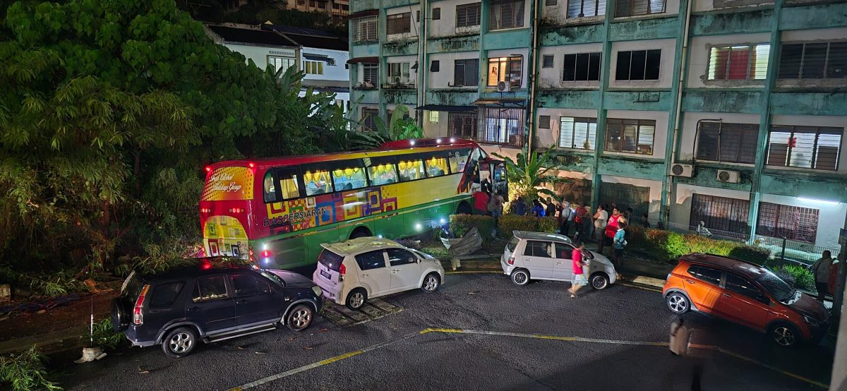 组团到槟城游玩后回家·巴士疑刹车失灵险撞组屋 无人伤亡