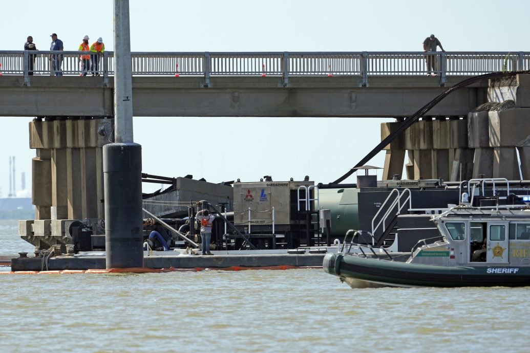 美国得克萨斯州发生载油驳船撞桥事故
