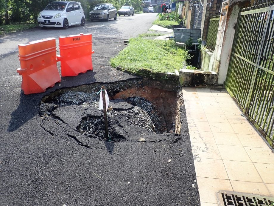 荣光花园排屋前路面下陷大窟窿 居民吁市议会抢修