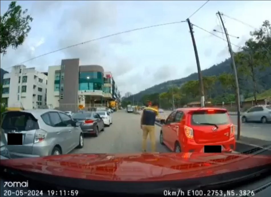 视频 | 双重停车阻碍交通！司机被骂2次才移车离开