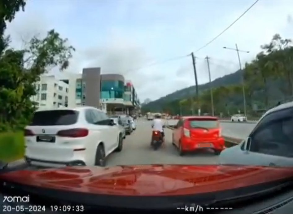 视频 | 双重停车阻碍交通！司机被骂2次才移车离开