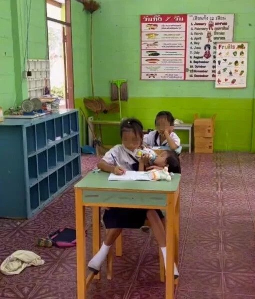 视频|10岁女生带妹妹上学 一手抄笔记一手喂奶