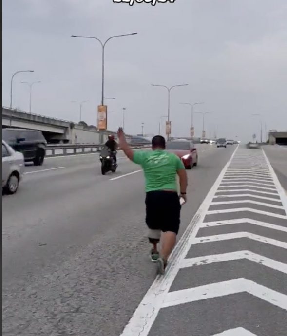 视频|冒险跨越大道移走爆胎碎片 残疾男被封：“大道无名英雄！”