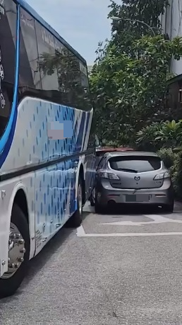 视频|轿车停路旁被巴士撞引热议 “司机先违规 巴士没有错” 