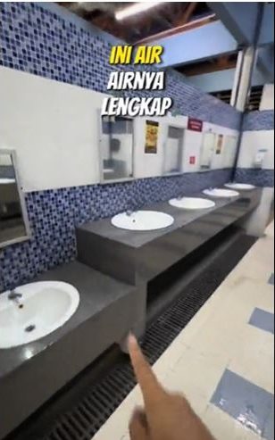 认同大道休息站“BMW”厕所 印尼男：宛如商场厕所