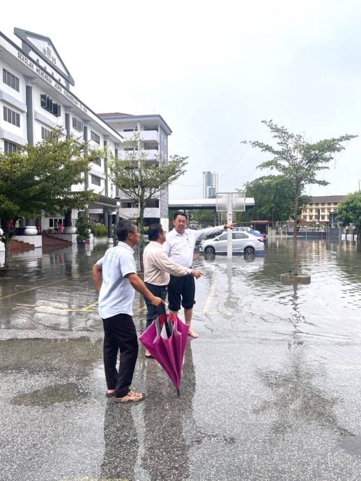 豪雨导致育华中小学变泽国 老师停在篮球场的轿车都“泡水”