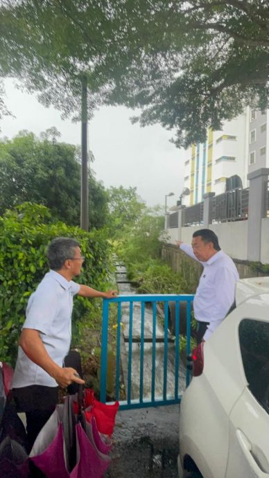 豪雨导致育华中小学变泽国 老师停在篮球场的轿车都“泡水”