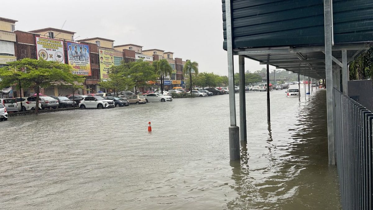 豪雨导致育华中小学变泽国 老师停在篮球场的轿车都“泡水”