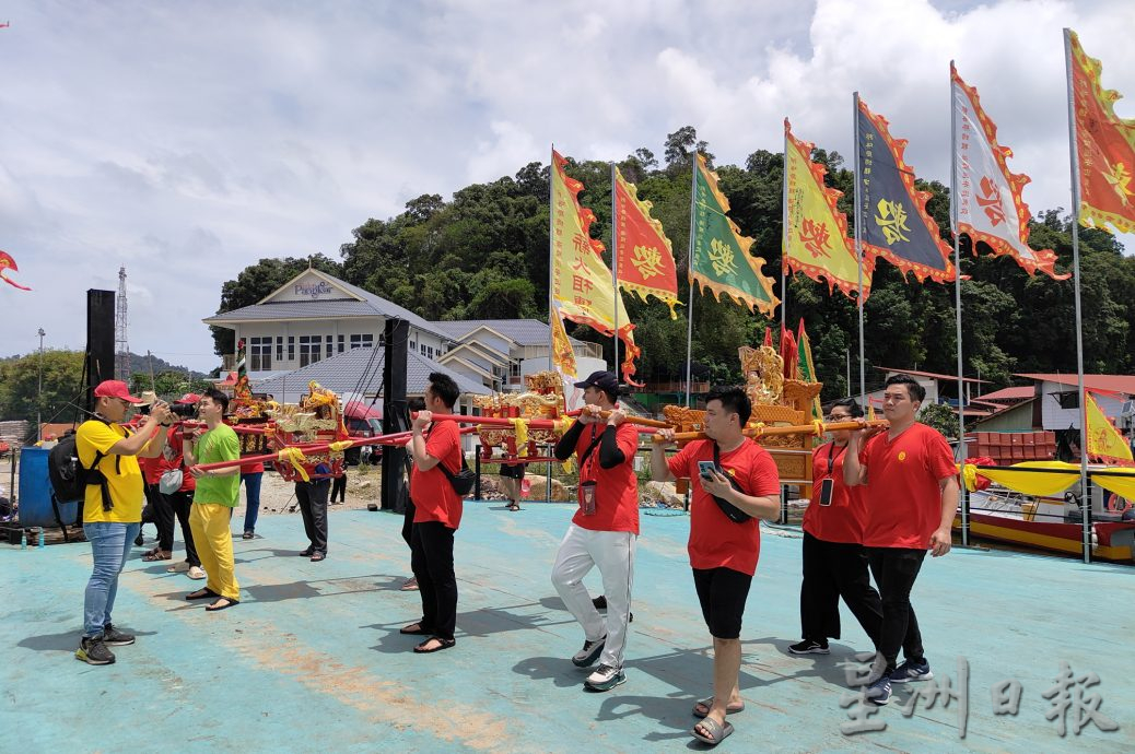 邦咯海南会馆天后宫庆妈祖诞 上百船参与海巡活动