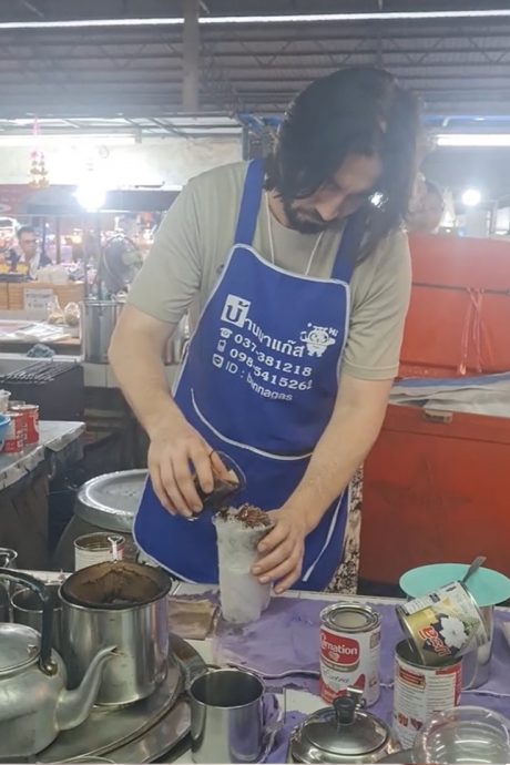 酷似奇洛李维斯男子<br />
泰国卖咖啡爆红<br />
