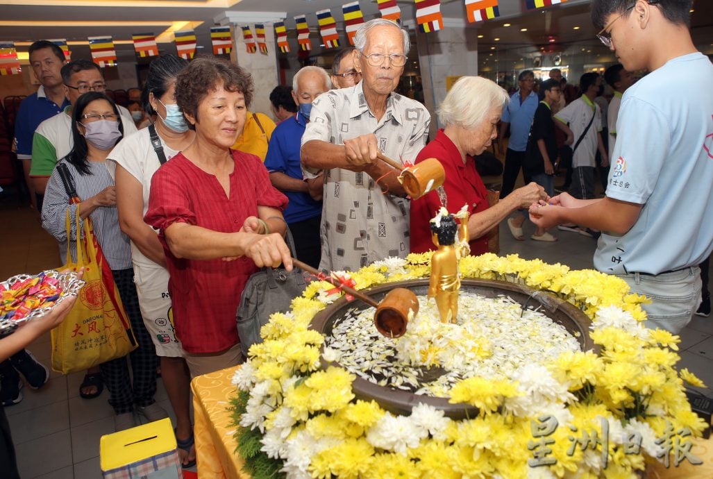 马佛教居士总会联委会卫塞节庆典 信众浴佛共沾法喜