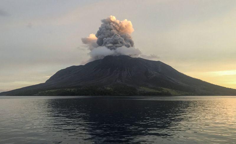 鲁仰火山灰或飘入大马 气象局：干扰亚庇飞航情报区	