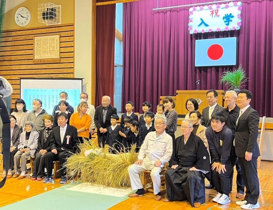 鹿儿岛小学新生“竟是一只羊” 入学贺礼是新鲜牧草