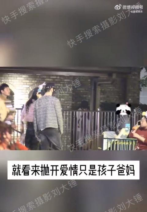 黄晓明Baby罕见同框 带娃游迪士尼零交流