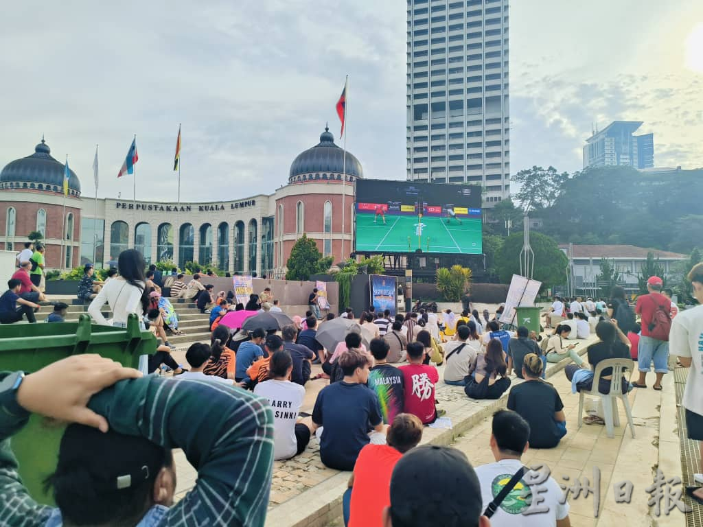 （全国）汤杯半决赛—隆市独立广场人潮聚集为大马队打气