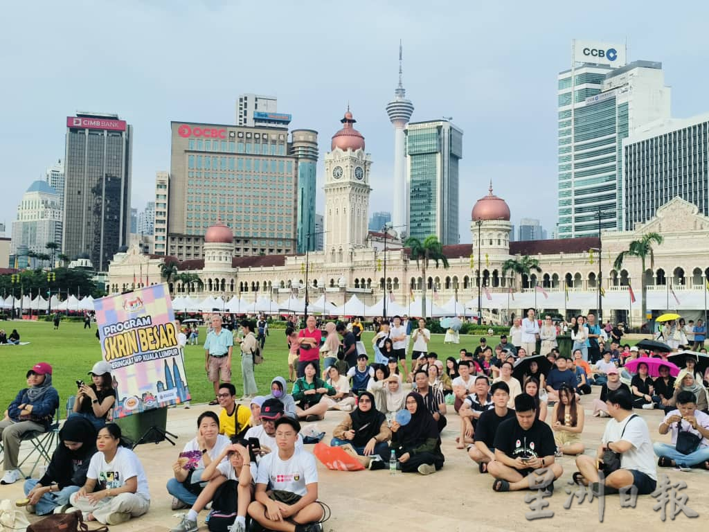 （全国）汤杯半决赛—隆市独立广场人潮聚集为大马队打气