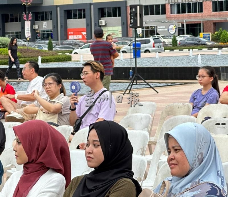 （古城封底主文）约300人聚集甲市政厅广场观赏汤杯半决赛 欢呼声此起彼落