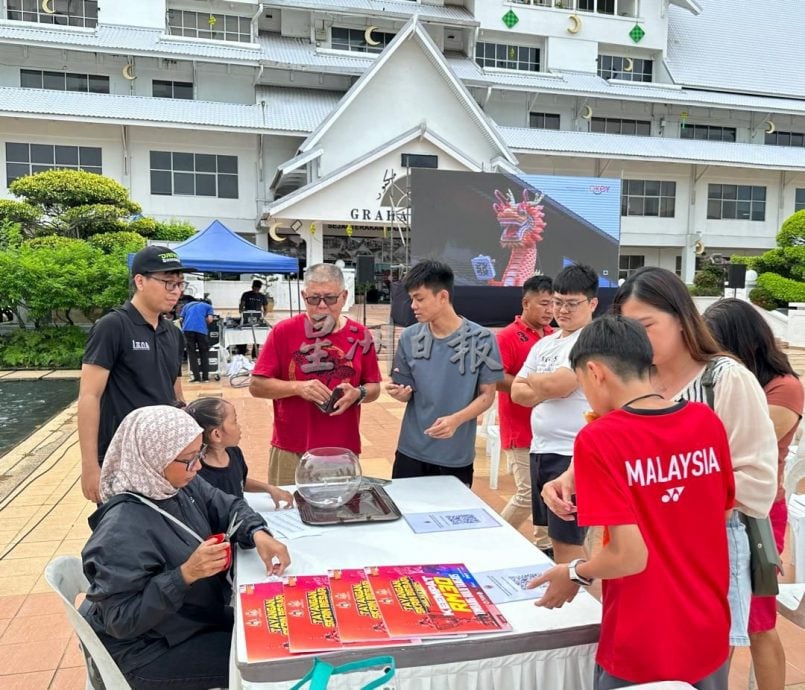 （古城封底主文）约300人聚集甲市政厅广场观赏汤杯半决赛 欢呼声此起彼落