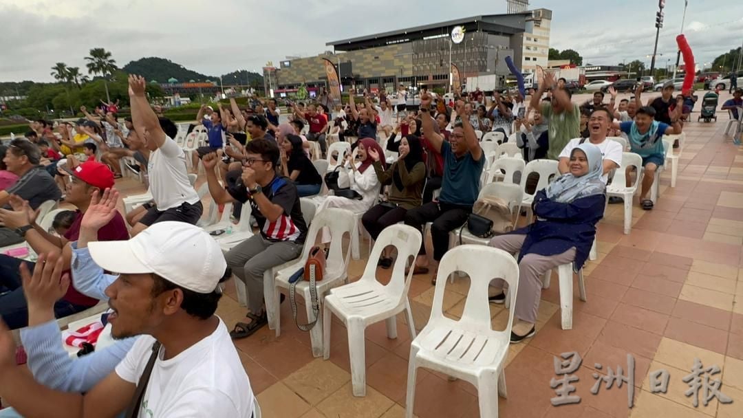 （古城封底主文）约300人聚集甲市政厅广场观赏汤杯半决赛 欢呼声此起彼落