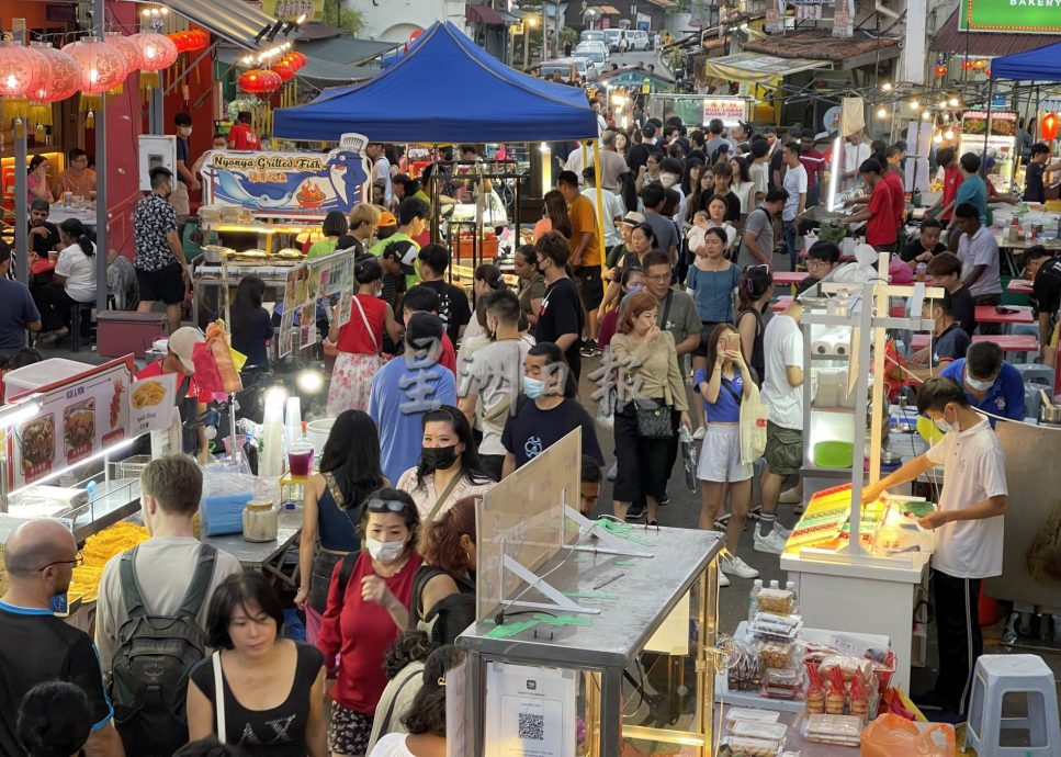 （古城封面主文）配合“马六甲夜生活”，鸡场街夜市周六延长营业时间至凌晨1时