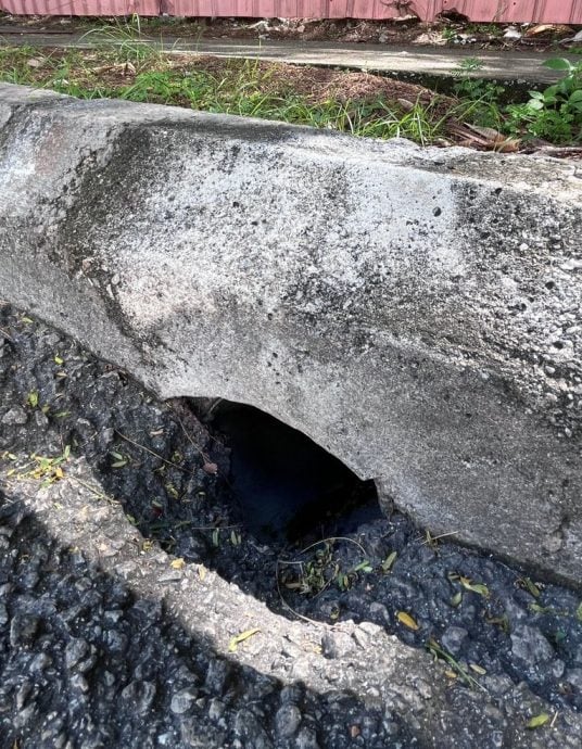 （古城第二版主文）赛阿都阿兹路排水孔阻塞，路面逢雨积水