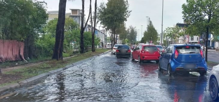 （古城第二版主文）赛阿都阿兹路排水孔阻塞，路面逢雨积水