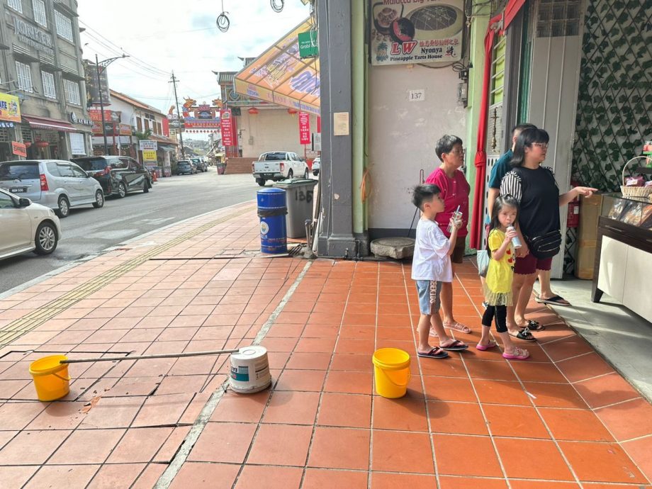 （古城第五版主文）鸡场街地砖爆裂 刘志俍促尽快维修免危及路人