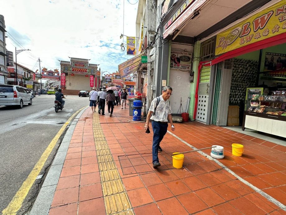 （古城第五版主文）鸡场街地砖爆裂 刘志俍促尽快维修免危及路人