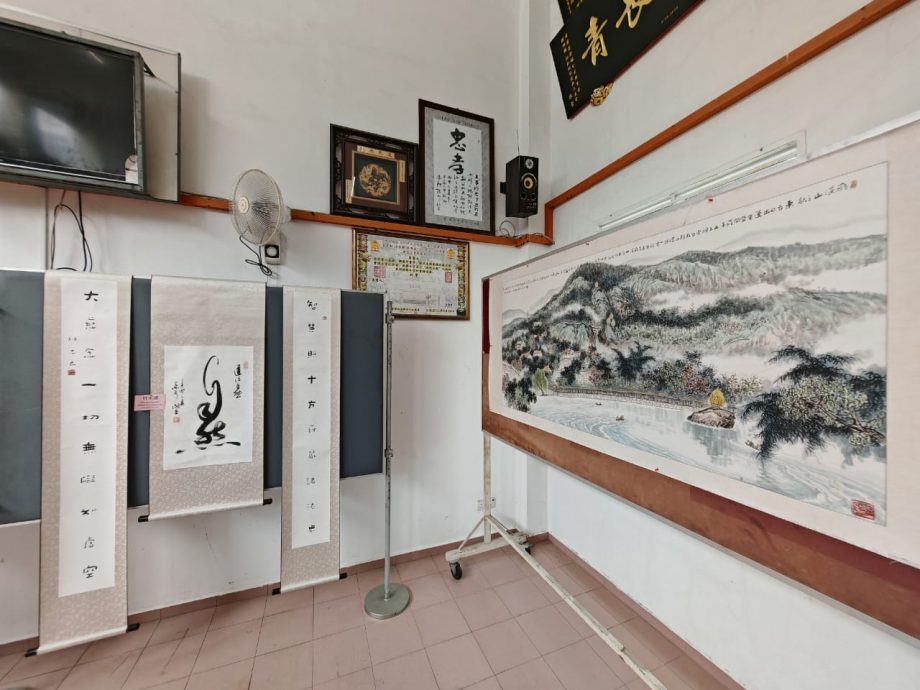 （古城第四版主文）三忠宫145周年庆适逢马中建交50周年，办书画展用艺术叙述马中关系源远流长