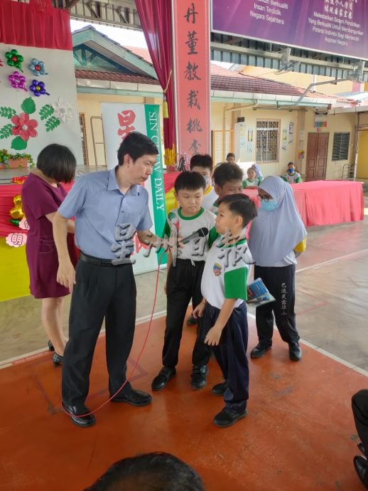 （古城第四版主文）巴淡芙露华小学生阅报赠报仪式