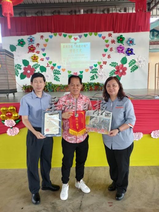 （古城第四版主文）巴淡芙露华小学生阅报赠报仪式