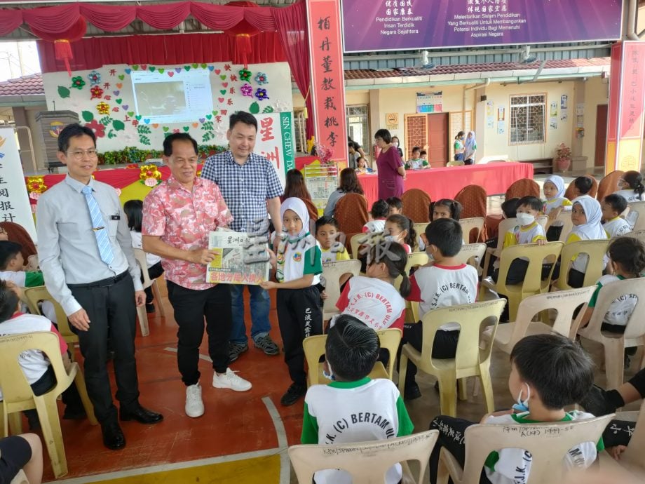 （古城第四版主文）巴淡芙露华小学生阅报赠报仪式