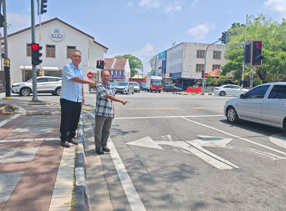 （大北马）新邦瓜拉市镇十字路口和拉惹路的交通灯处，地面的箭头指示已更新，舒缓当地交通阻塞的情况。