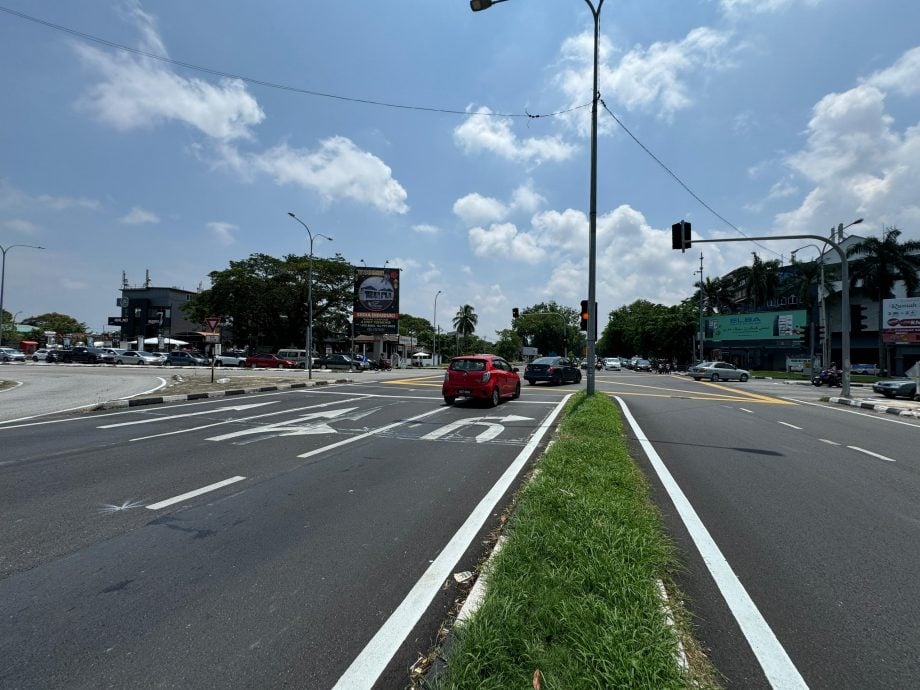 （大北马）新邦瓜拉市镇十字路口和拉惹路的交通灯处，地面的箭头指示已更新，舒缓当地交通阻塞的情况。