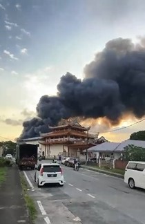 （已簽發）全國：新山五間店嚴重火災，火魔吞噬4工廠頻傳爆炸聲