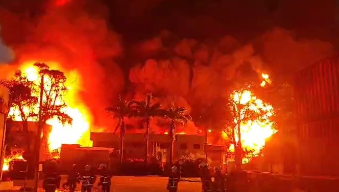 （已簽發）全國：新山五間店嚴重火災，火魔吞噬4工廠頻傳爆炸聲