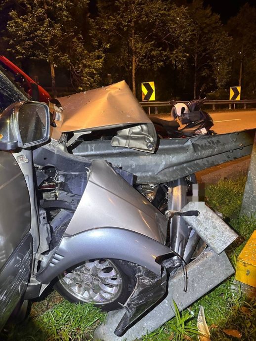 （已簽發）柔：地不佬商業區致命車禍 男子夾斃車內